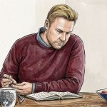 Dagbogsskrivning mod stress: En mand skriver i en notesbog ved et roligt bord.